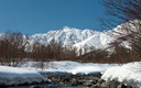 雪の松川と五龍岳